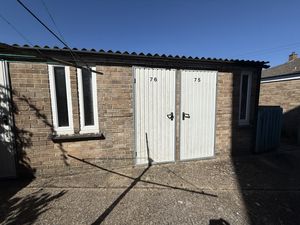 Private Large Lock Up- click for photo gallery